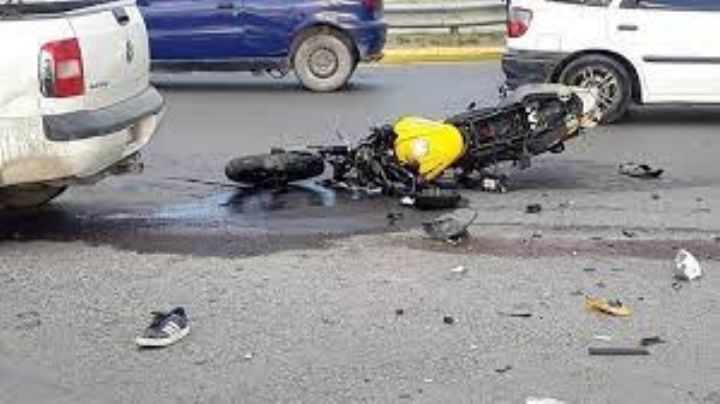 Se fracturó el fémur luego de impactar en su moto contra una camioneta