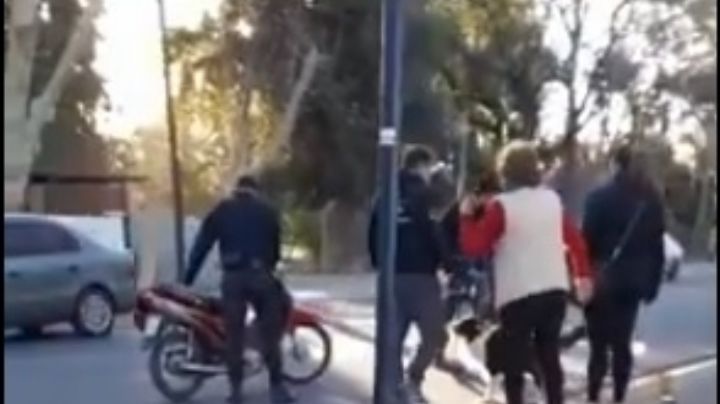 Se le atravesó un perro frente a Casa de Gobierno y cayó de su moto