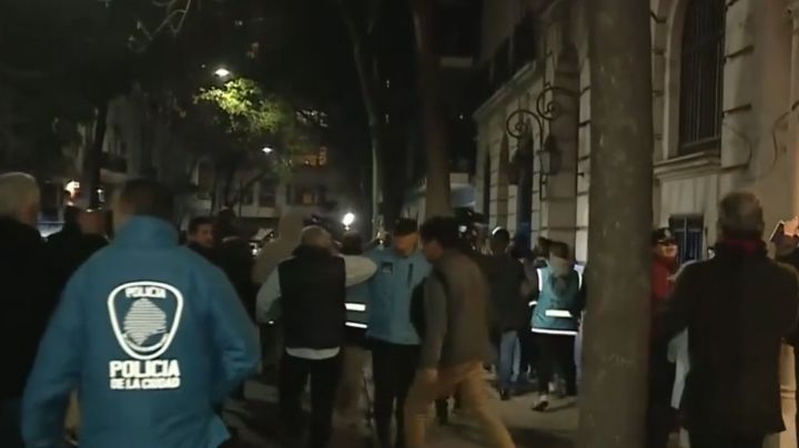 Grupos a favor y en contra se manifestaron en la residencia de CFK