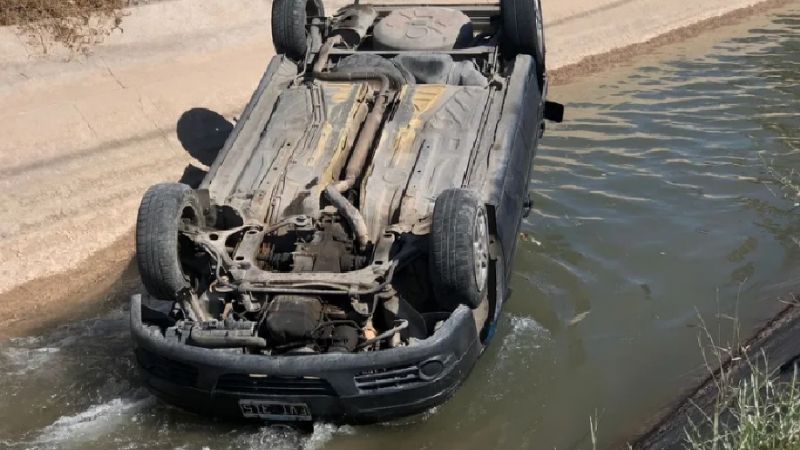 Una mujer volcó en su auto y terminó adentro del Canal Benavidez