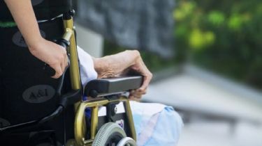 Desalmado: una jubilada con discapacidad fue abandonada por su hijo en un bar