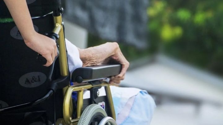 Desalmado: una jubilada con discapacidad fue abandonada por su hijo en un bar