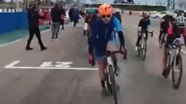 Video: una periodista está grave tras ser atropellada por un ciclista