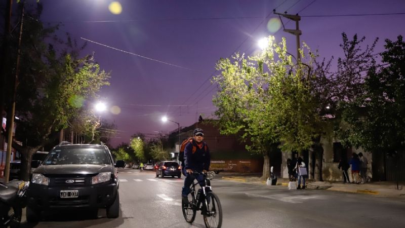 Colocaron luminaria LED a toda la calle Tucumán en Concepción