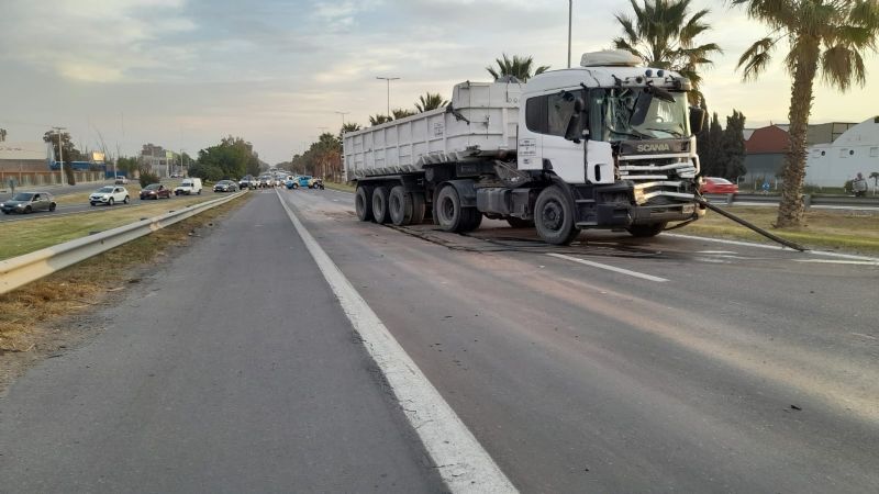 Casi tragedia en Ruta 40: dos camiones chocaron luego de que unos niños se atravesaran