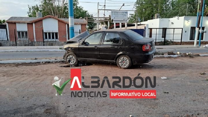 En imágenes: así quedó el auto que se incrustó en un pilar en Albardón