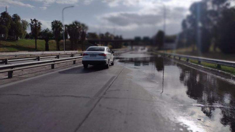 Aguas servidas pone en peligro a los conductores en la Avenida Circunvalación