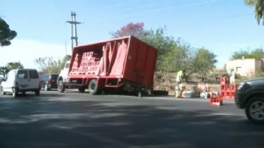 Volcó un camión lleno de gaseosas en la Ruta Nacional 20