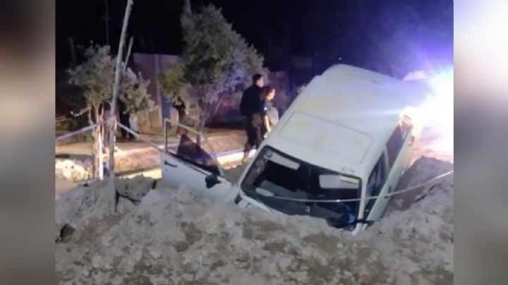 Impactante: un auto se incrustó en un pozo de OSSE en Caucete