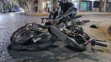 Chocó dos motos en Sarmiento y se dio a la fuga: hay 5 heridos