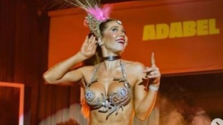 En tanga plateada, Adabel Guerrero bailó desde la pileta