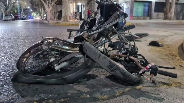 Chocó dos motos en Sarmiento y se dio a la fuga: hay 5 heridos