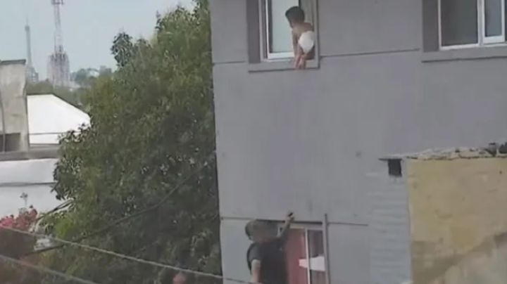 Impactante video: así salvaron a un nene que casi cae de un segundo piso