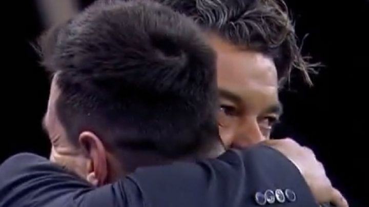 Gallardo y Messi unidos en un abrazo y una breve charla