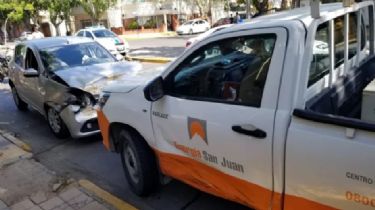 Un auto chocó violentamente contra una camioneta de Energía San Juan