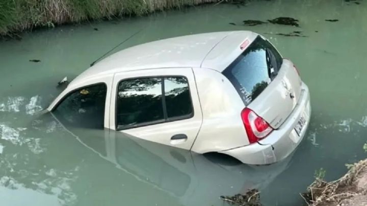 Susto en Pocito por un auto que terminó en el canal: un hombre internado