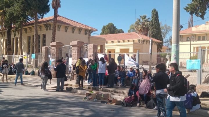 El reclamo en la escuela de Jáchal sigue: 'Venimos con un deterioro paulatino'