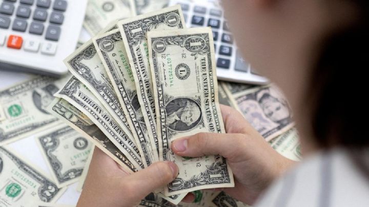 Dólar blue cayó  $20 y se acerca a quebrar su nivel en los $900