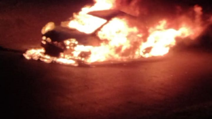 Un auto se incendió en plena Circunvalación y quedó reducido a chatarra