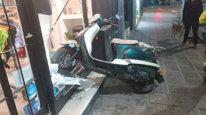 Una moto terminó dentro de un local por un fuerte choque en Capital