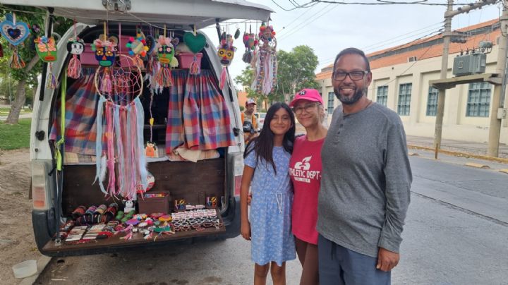 El abogado Mexicano que vende artesanías en San Juan y vive el ballotage como espectador