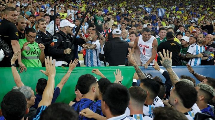 Escándalo en el clásico: se demora el partido por peleas entre hinchas argentinos y brasileros
