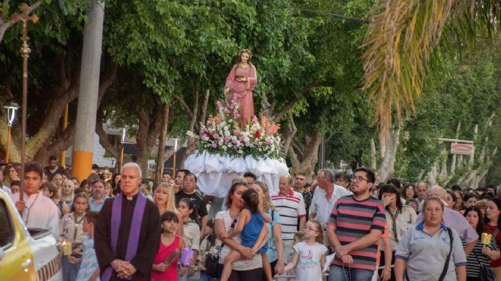 Miles de fieles fueron parte de la procesión por Santa Lucía