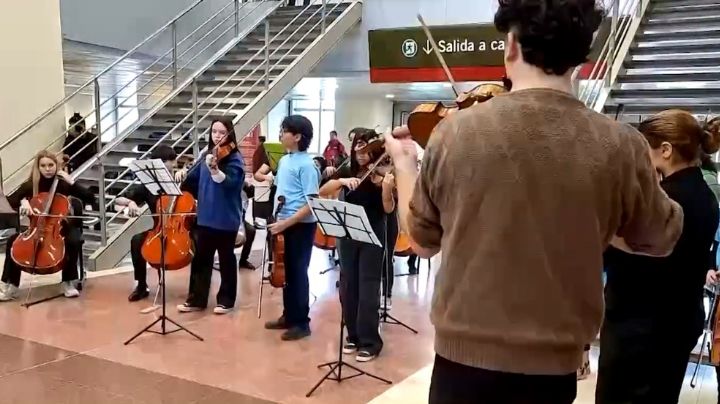 La Orquesta Escuela sorprendió y deleitó con su música a todos en el Centro Cívico