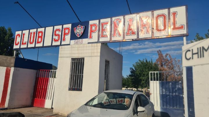 Arde Peñarol: algunos hinchas impidieron que el nuevo DT entre al club