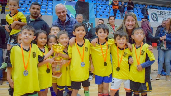 Los más chicos alzaron sus copas y medallas en el Mundialito de Futsal Infantil