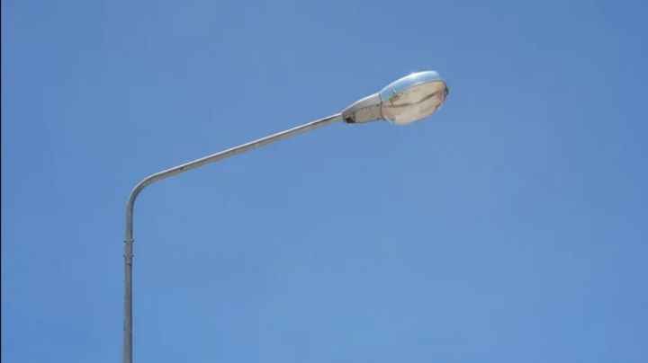 Un joven murió al caer de un poste de luz: ¿quería robar cables?