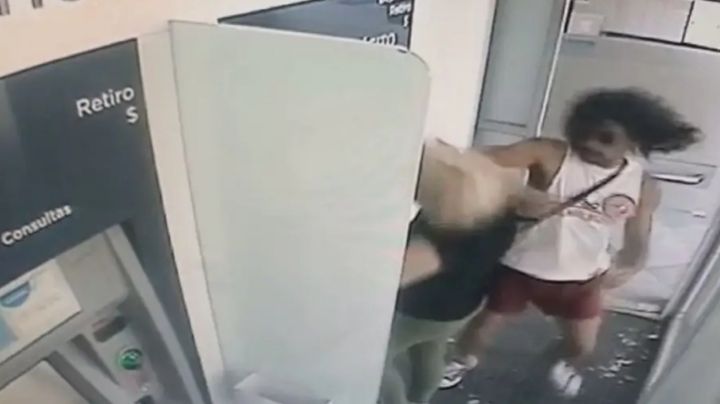 Tremendo video: así golpearon a una jubilada en un cajero automático