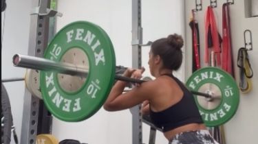 Con calza corta, Cinthia Fernández levantó pesas en el gimnasio