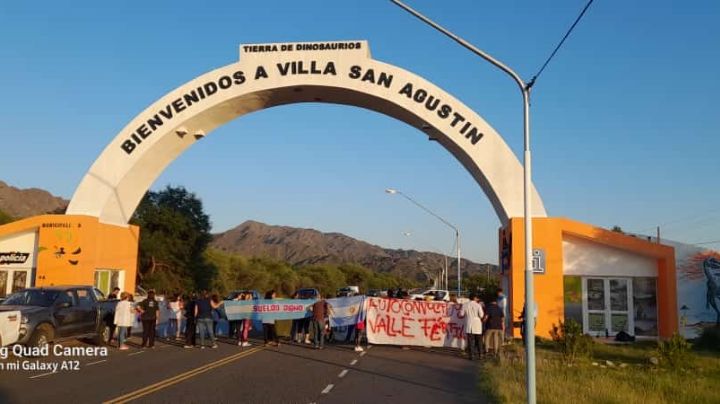 Unos 60 docentes autoconvocados cortaron la ruta de acceso a Valle Fértil