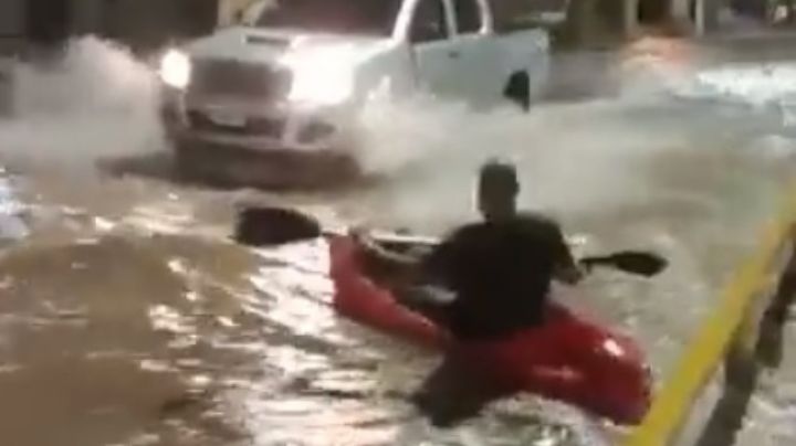 Video: aprovechó el tormentón y salió a andar en kayak por las calles