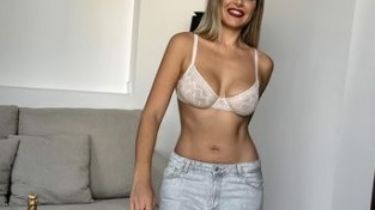 Casi en topless, Ivana Icardi posó en Instagram y habló de Wanda Nara