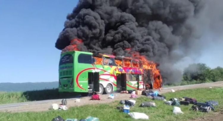 Impactante video: un colectivo se prendió fuego con los pasajeros dentro