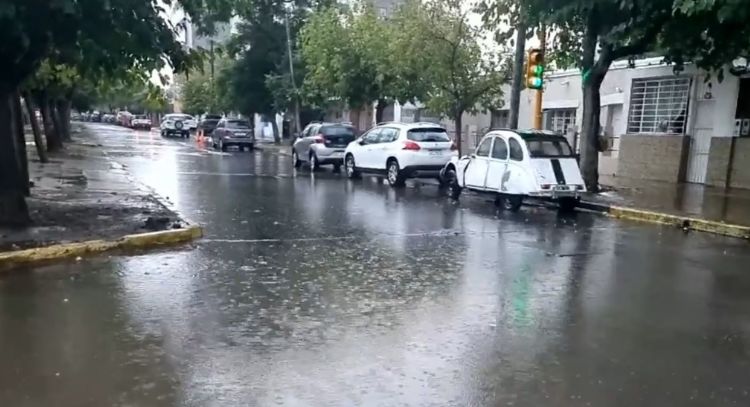 La lluvia se largó con todo en San Juan y algunas calles parecen ríos