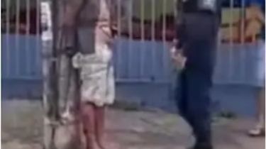 Horror: abusó de una mujer en la calle, los vecinos lo atraparon y ataron a un poste
