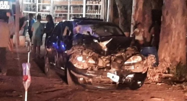Un auto chocó un camión en Sarmiento: ¿cómo están los involucrados?