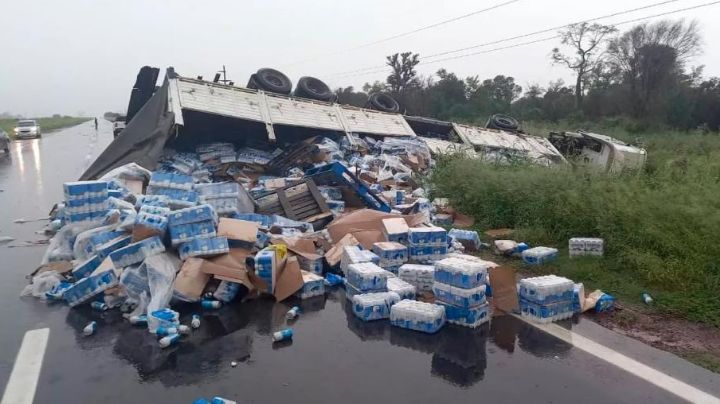 Insólito video: un camión con latas de cerveza volcó y saquearon el cargamento
