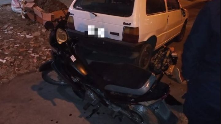 Un motociclista protagonizó un fuerte choque contra un auto estacionado: terminó fracturado