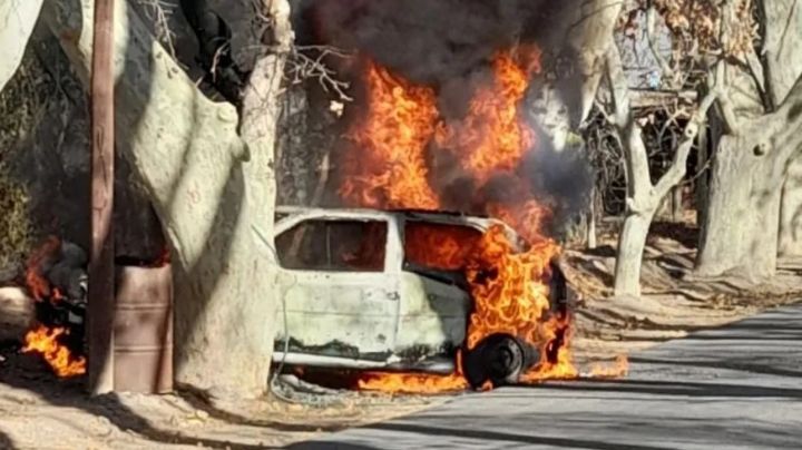 Un auto empezó a incendiarse con dos personas dentro en Capital