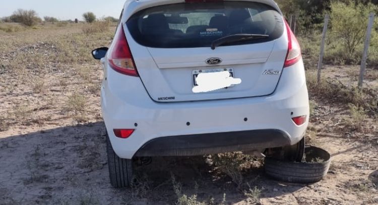 Al costado de la ruta, encontraron un auto abandonado en el límite con Mendoza