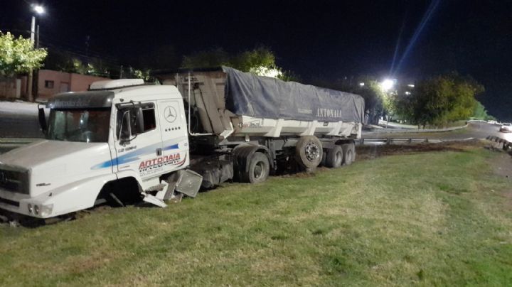 Un camión cargado con piedras chocó y atravesó el guardarrail en RN 40