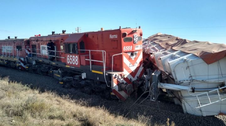 Choque de gigantes: un camión colisionó con un tren en 25 de Mayo