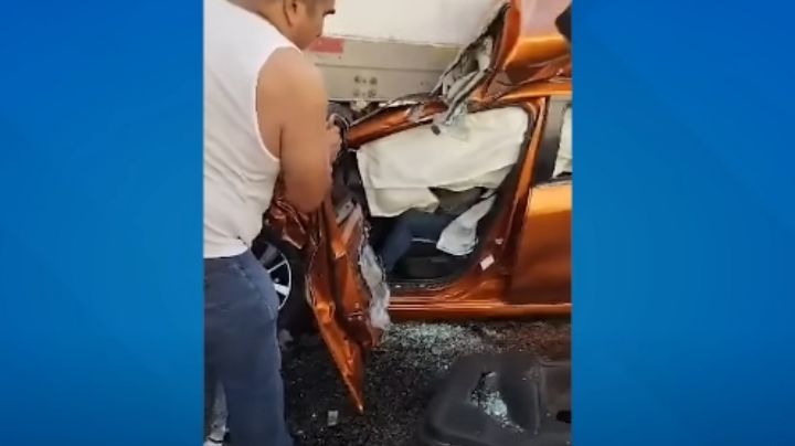 Tremendo video: terminó con su auto aplastado debajo del camión