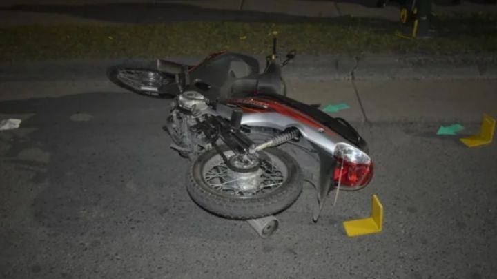 Un motociclista intentó esquivar una camioneta y terminó hospitalizado