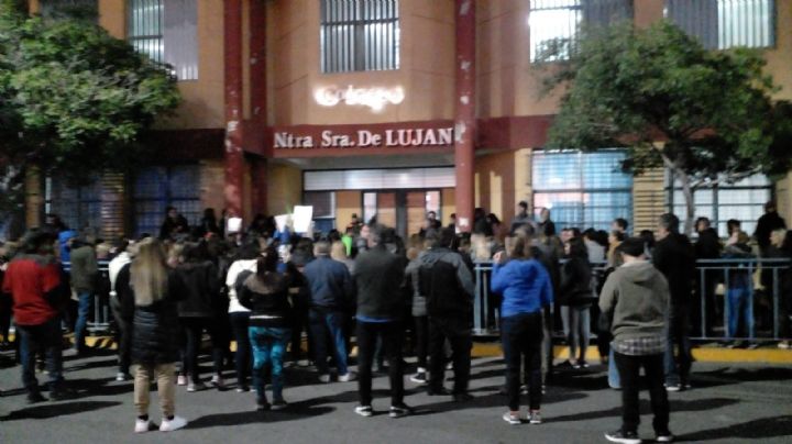 Padres y alumnos continuarán el martes con la manifestación en el Colegio Luján