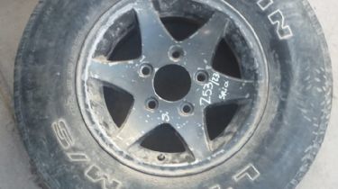 Roba ruedas en Chimbas: vieron a la policía, dejaron el botín y escaparon